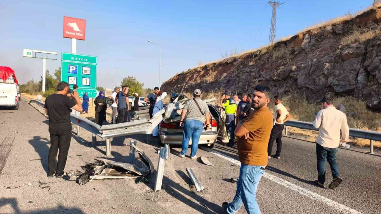 Takla Atan Otomobil Bariyerlerin Altında Kaldı: 1 Öl*