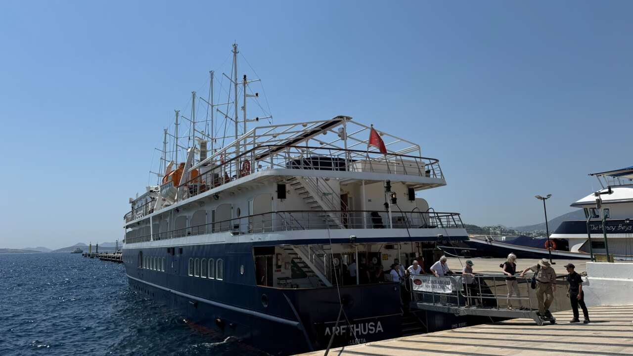 Lüks Yat Arethusa Bodrum’da: Amerikalı Yolcular Dikkat Çekti