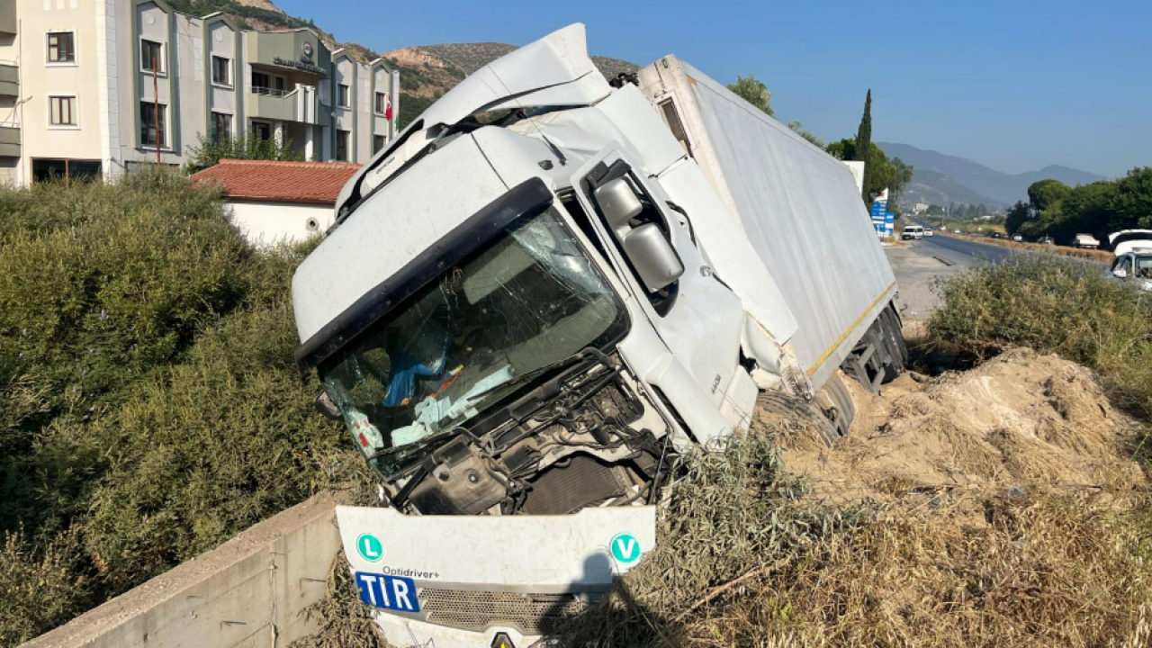 Muğla’da Seyir Halindeyken Lastiği Patladı: Tır Şarampole Devrildi