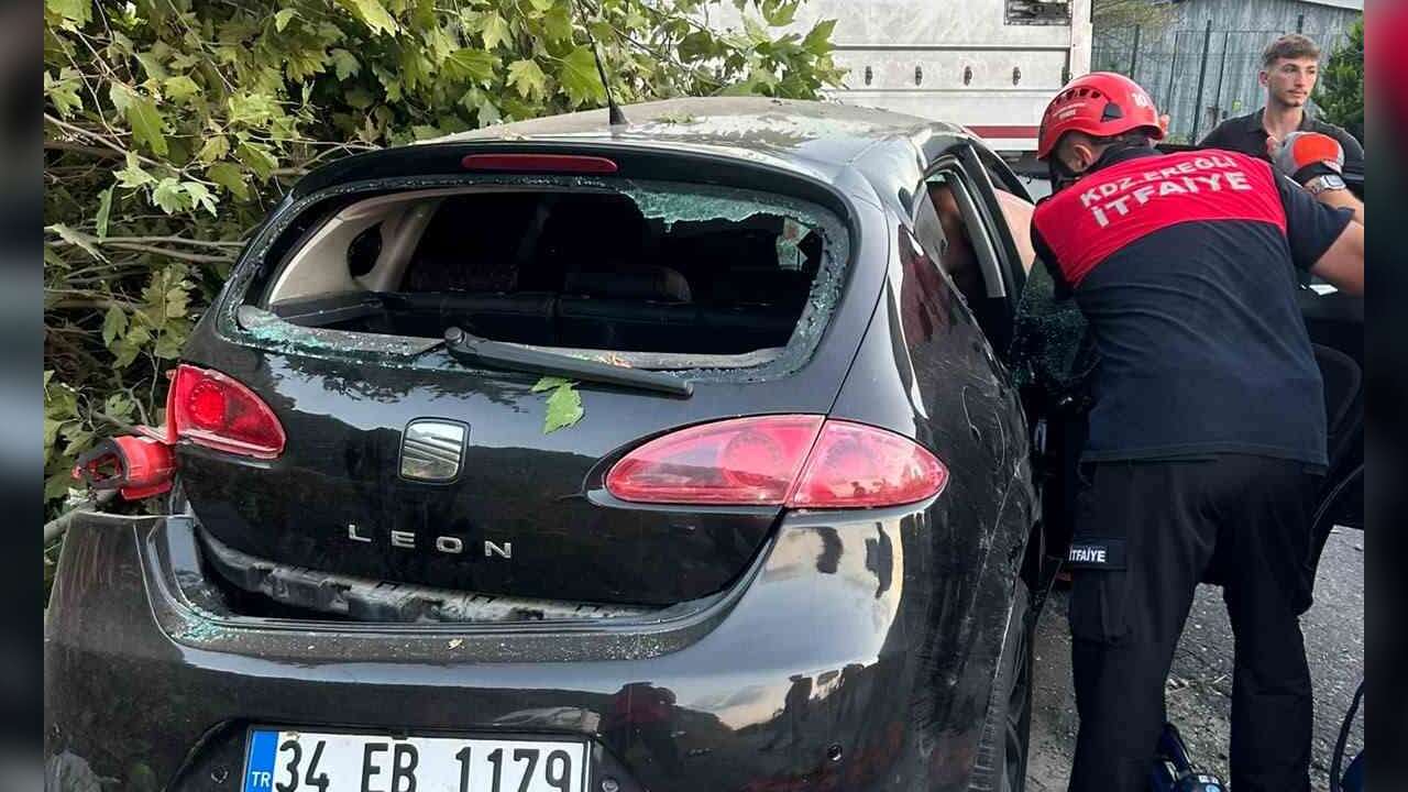 Arabasıyla Tırın Altına Girdi 18 Yaşındaki Genç Hayatını Kaybetti