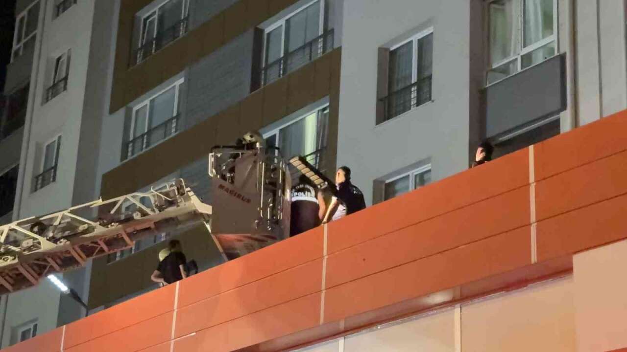 Ev Sahibi 13. Kattaki Balkondan Düşerek Hayatını Kaybetti