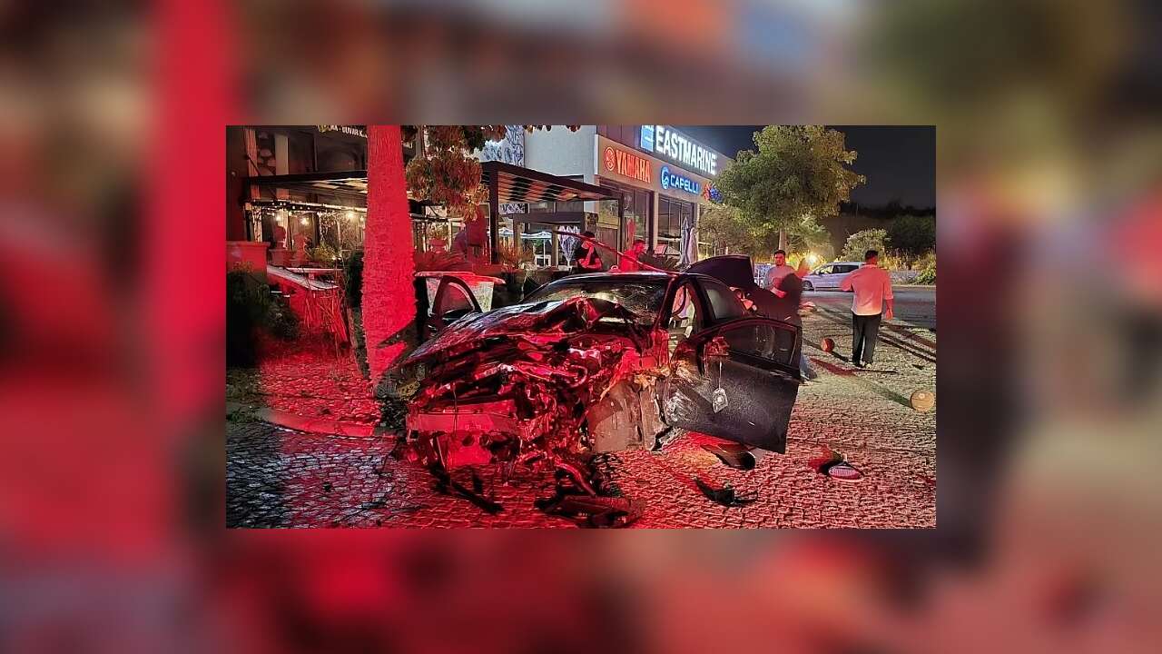 Muğla’da Otomobil Taklalar Atarak AVM Otoparkına Uçtu