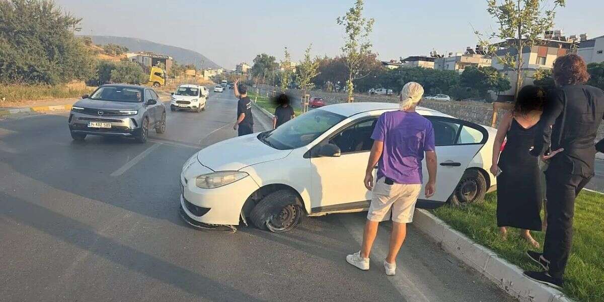 Muğla’da Köpeğe Çarpmamak İçin Manevra Yapan Sürücü Refüje Çıktı