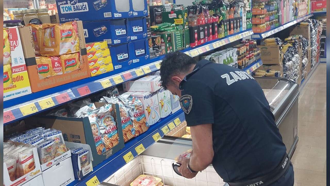 Marmaris’te Zabıta Ekiplerinden Zincir Marketlere Denetim: Son Kullanma Tarihi Geçmiş Ürünler Tespit Edildi
