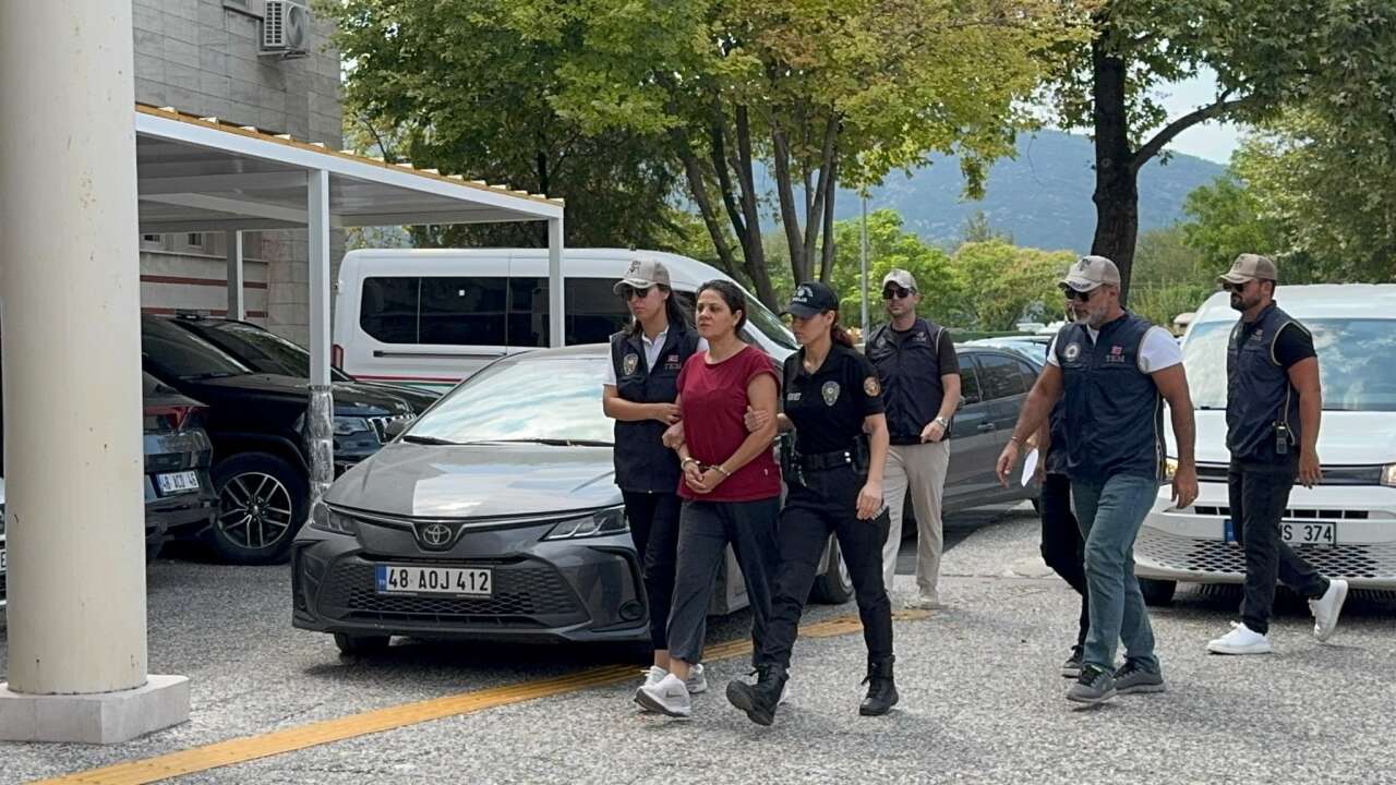 Muğla'da FETÖ’cü Darbeci Yüzbaşının Ablası Tutuklanarak Cezaevine Gönderildi
