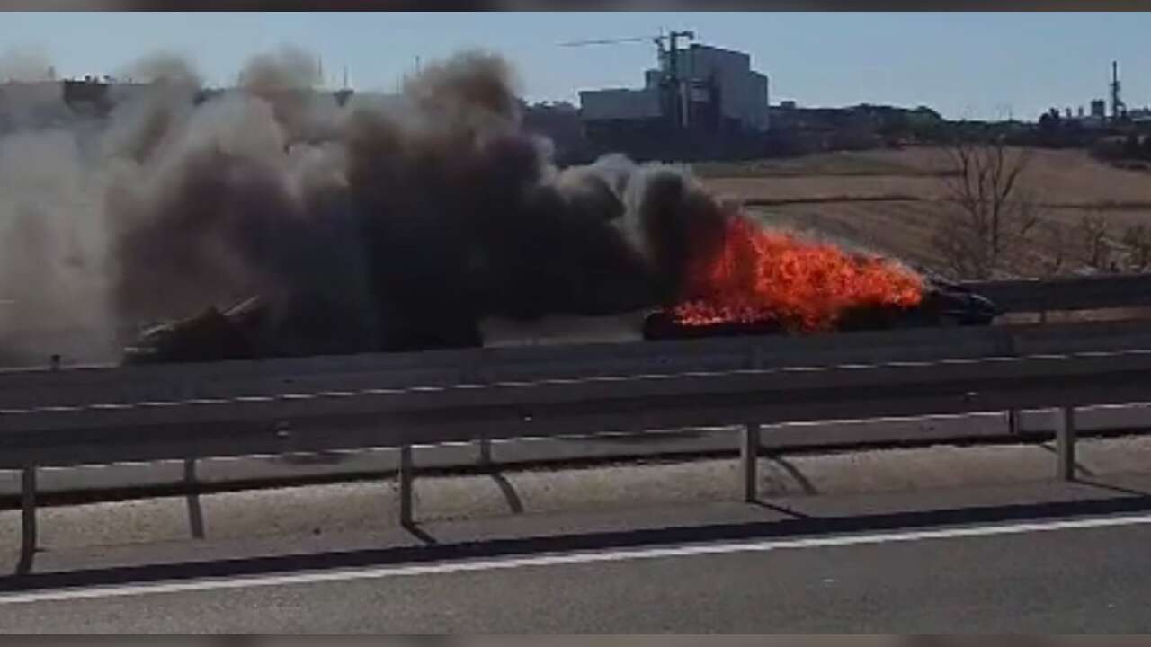 Alev Alan Otomobilde Yanarak Öld*