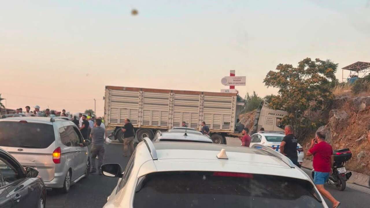 Yatağan’da Tır Kontrolden Çıktı, Yol Trafiğe Kapandı