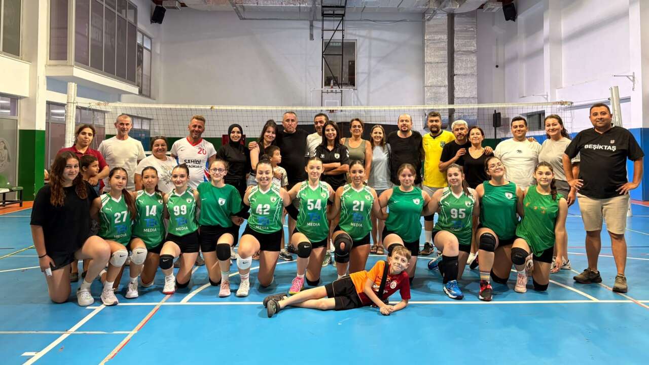 Muğlaspor Voleybol’da Renkli Gece: Yıldız Kızlar Babalarını Devirdi, Tatlı Yiyip Tatlı Bağladılar