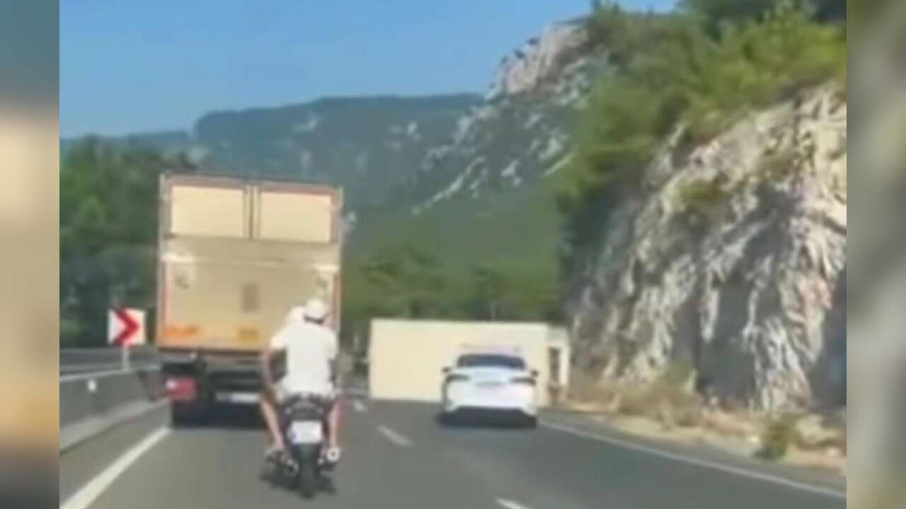Muğla’da Trafiği Felç Eden Kaza, Sakar Geçidi’nde Kamyon Devrildi