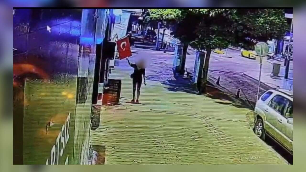 Menteşe’de Türk Bayrağı’nı Yakan Şahıs Kamerada