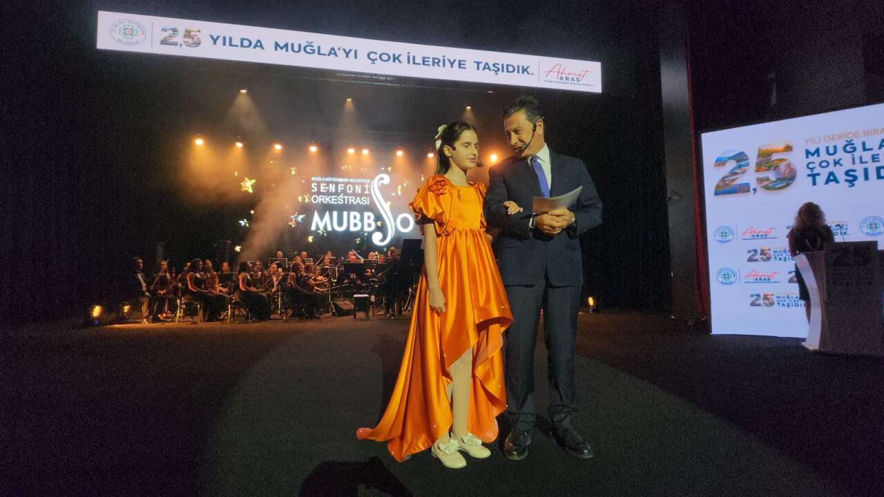 Muğla’da Sahne 12 Yaşındaki Görme Engelli Besteci İpek Nisa Göker’e Emanet