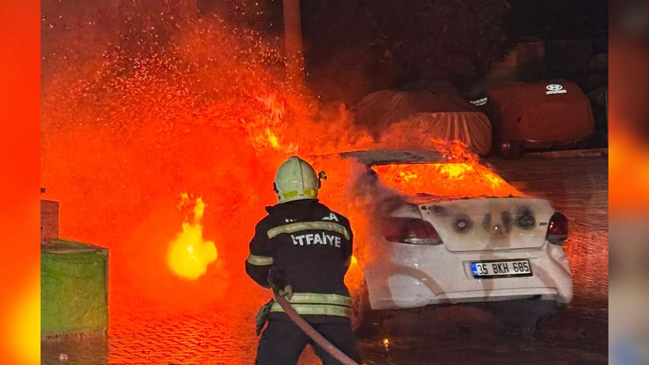 Bodrum’da Seyir Halindeki Araç Alev Aldı: Yangın İki Araca ve Yapı Malzemelerine Zarar Verdi