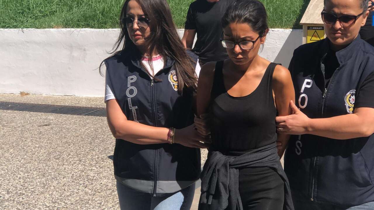 Muğla Menteşe’de Türk Bayrağını Çakmakla Ateşe Veren Şüpheli Kadın Adliyede