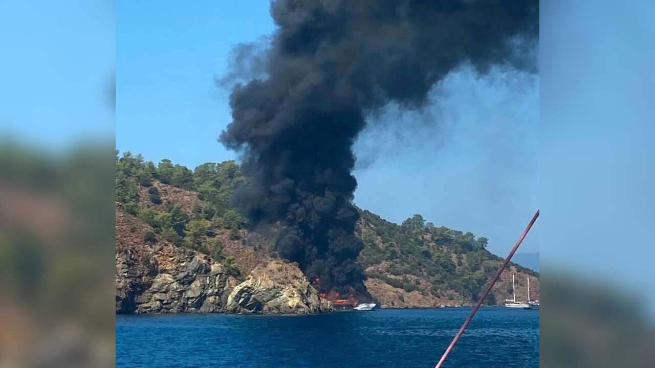 Fethiye'de Gezi Teknesi Alev Aldı: 103 Kişi Denize Atladı