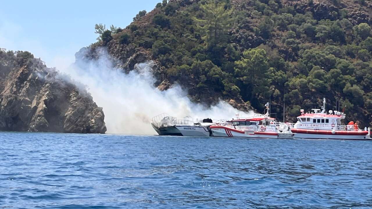 Fethiye’de Türkiye’nin İlk Yüzen Çocuk Eğlence Teknesi Alevlere Teslim Oldu: 115 Kişi Denize Atladı
