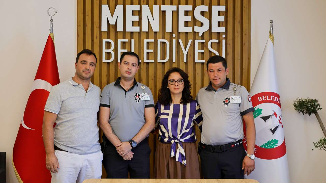 Menteşe’de Bayrak Saldırısının Şüphelisi Belediye Güvenliğinin Dikkatiyle Yakalandı
