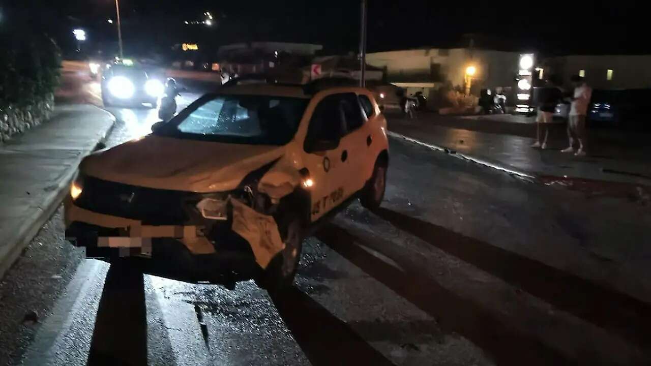 Muğla'da Kanalizasyon Yola Taştı, Araçlar Kaza Yaptı