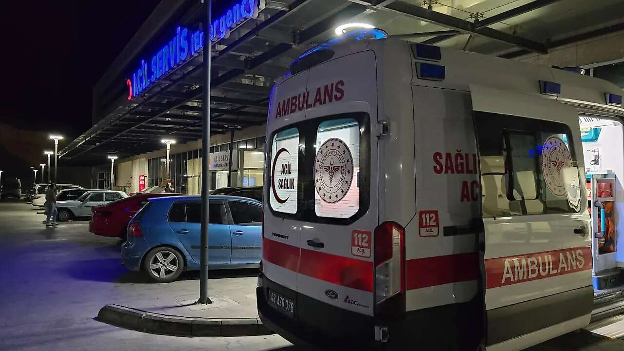 Muğla’da Arkadaşını Cam Şişeyle Yaraladı: Polis Şüpheliyi Arıyor