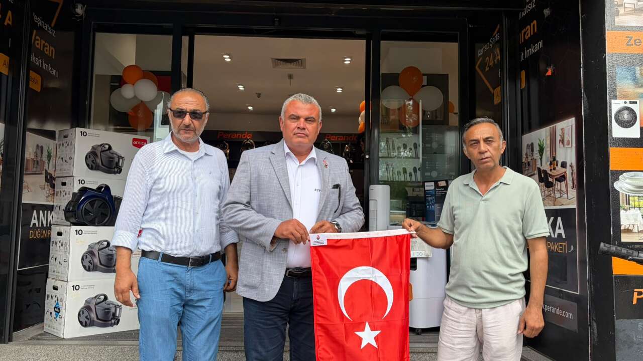 Zafer Partisi’nden Bayrağı Yakılan Dükkâna Ziyaret: Türk Bayrağı Yeniden Asıldı