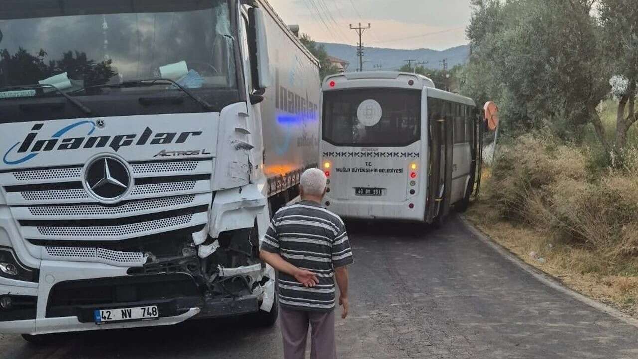Muğla’da MUTTAŞ Otobüsü TIR’la Çarpıştı: 8 Yaralı