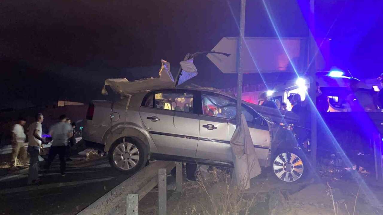 Yeşilyurt’ta Refüje Çarpan Otomobilin Sürücüsü Hayatını Kaybetti
