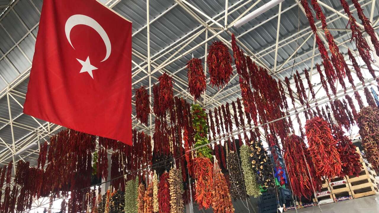 Menteşe’de Kış Telaşı: İplere Dizilen Biberler Pazarı ve Balkonları Süslüyor