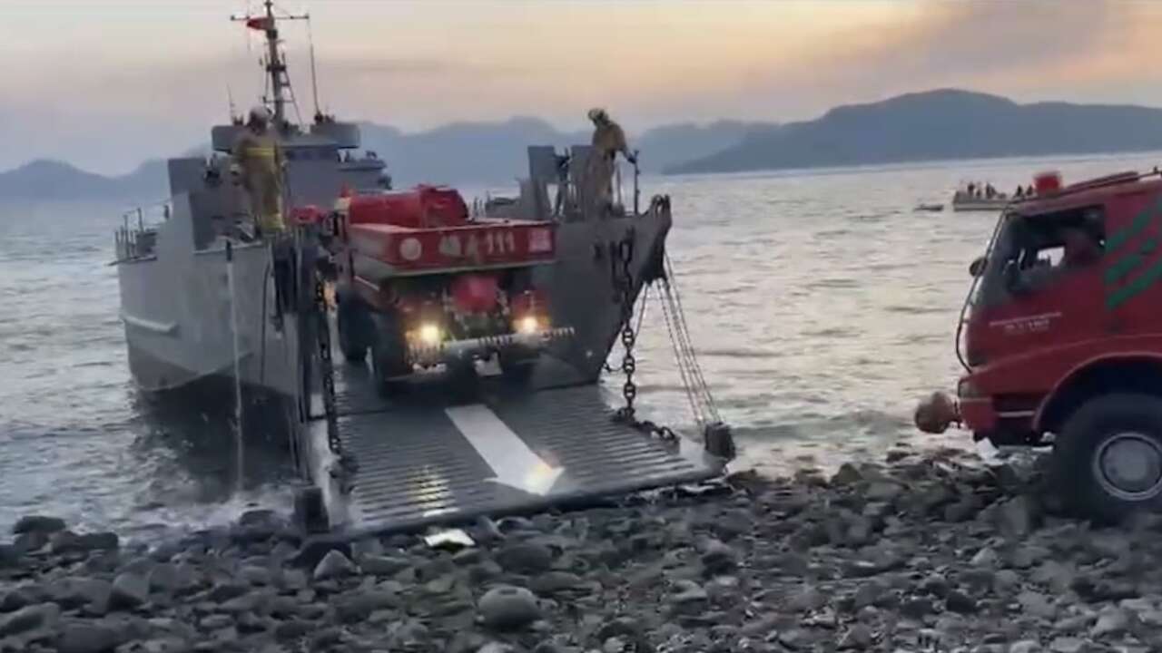 Marmaris’te Alevlere Denizden Araç Takviyesi: Arazözler Çıkarma Gemileriyle Yangın Bölgesine Ulaştırıldı