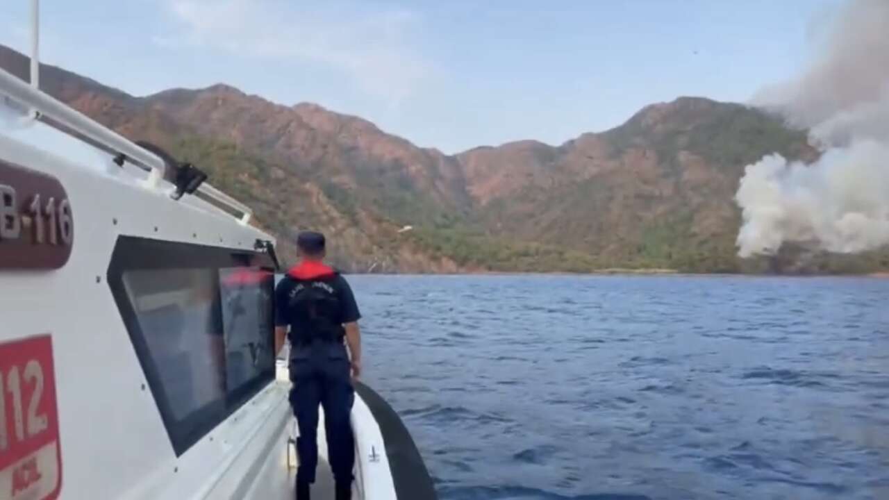 Marmaris’te Orman Yangınına Sahil Güvenlik Desteği