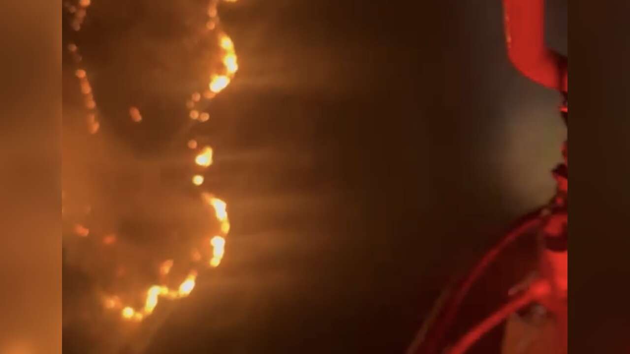 Marmaris’te Yangına Gece Görüşlü Helikopterlerle Müdahale! Arazözler Çıkarma Gemileriyle Bölgeye Sevk Ediliyor