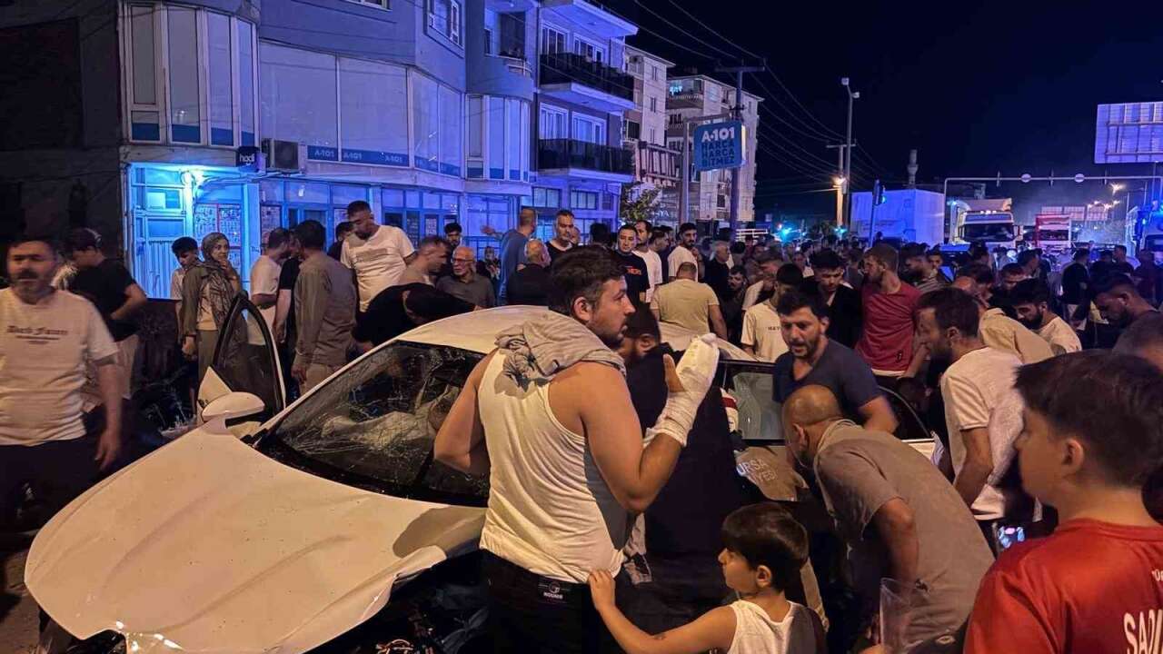 Kırmızı Işık İhlali Kazaya Yol Açtı: 1’i Ağır 5 Yaralı