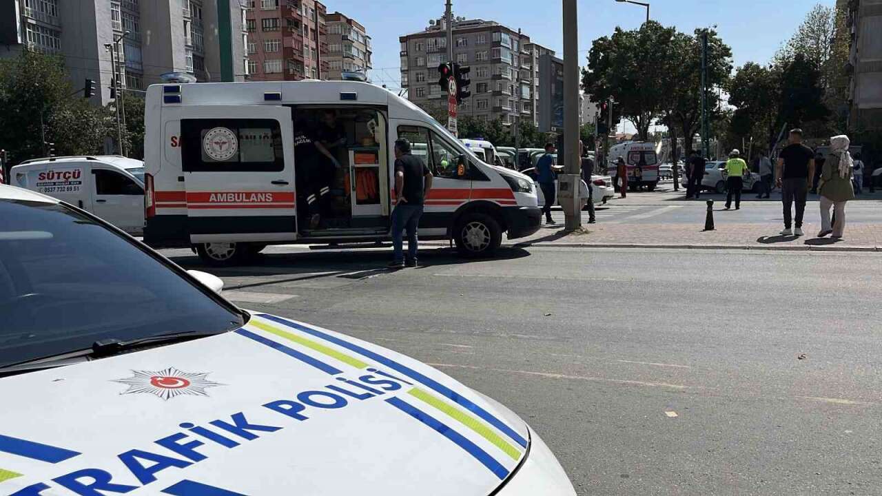 Otomobil İle Kamyonet Çarpıştı: 1’i Çocuk 6 Yaralı