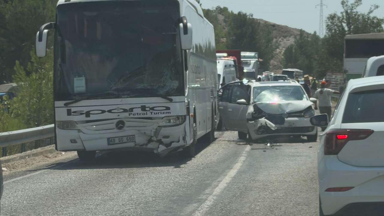 Fethiye’de Yolcu Otobüsü ile Ticari Araç Çarpıştı: 5 Yaralı