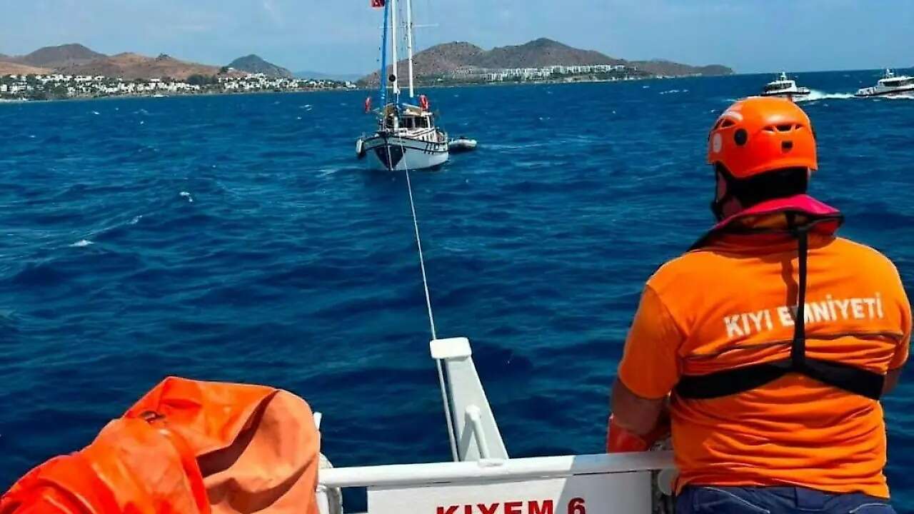 Muğla’da Sürüklenen Teknede 10 Kişi Kurtarıldı