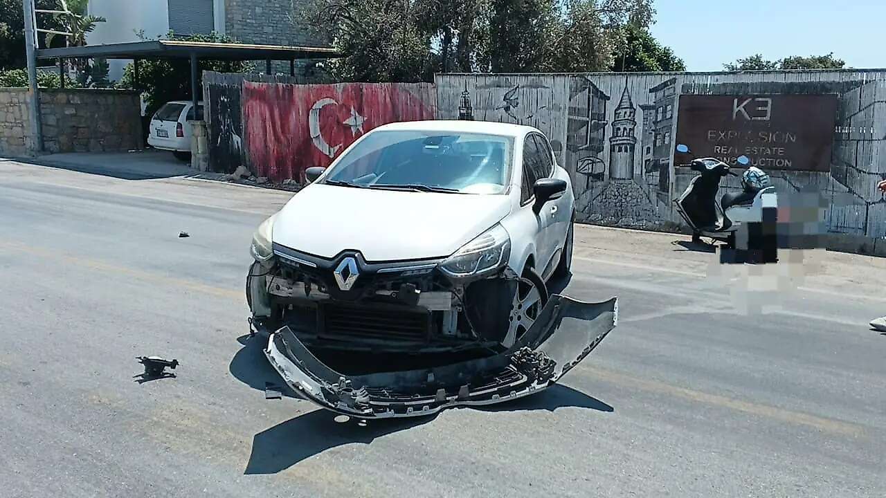 Muğla'da Çarpışmanın Şiddetiyle Yola Savrulan Motosiklet Sürücüsü Yaralandı