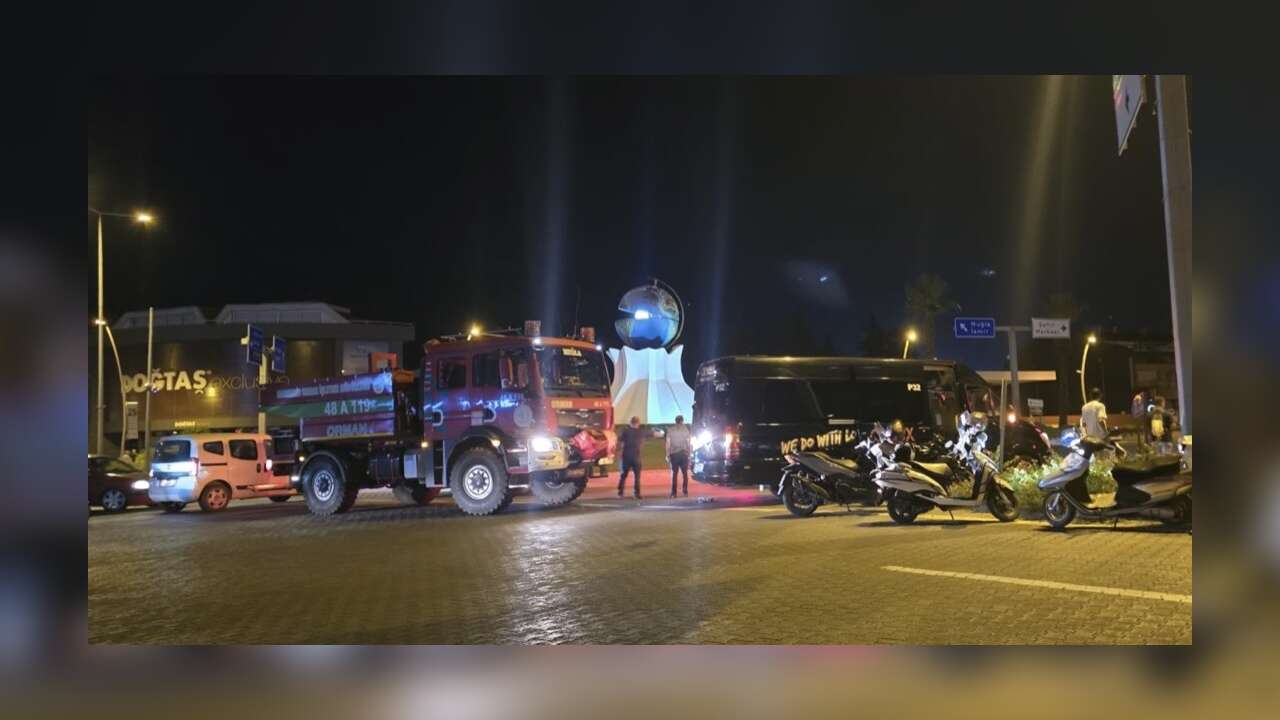 Muğla İnci Kavşağı’nda Kaza: Arazöz ile VIP Minibüs Birbirine Girdi