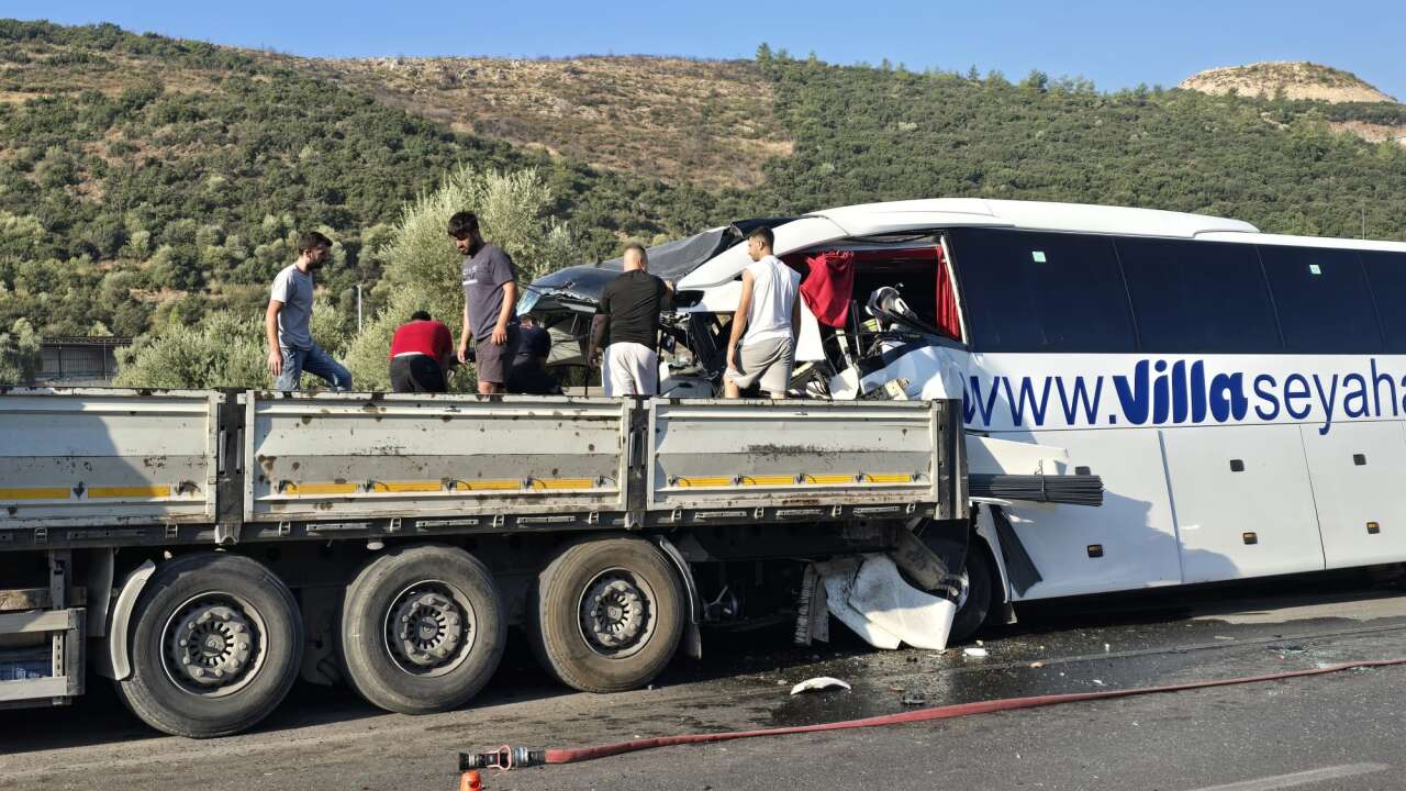 Muğla’da Tur Otobüsü TIR’a Arkadan Çarptı: 2 Ölü, 8 Yaralı