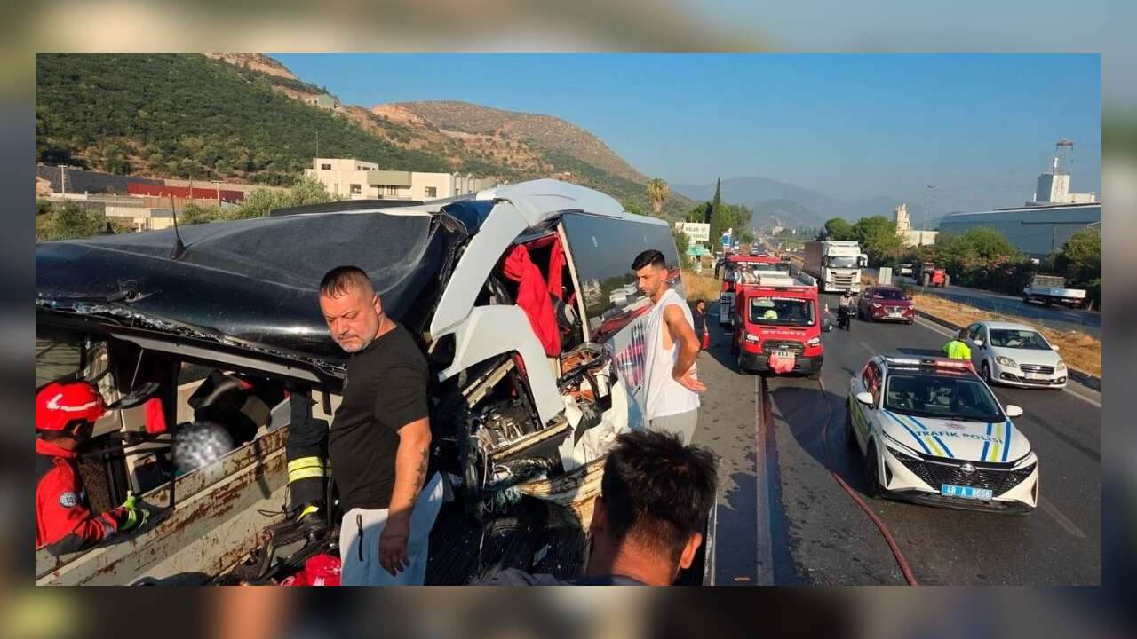Muğla’da Yolcu Otobüsü Tır’a Arkadan Çarptı, Ekipler Otobüste Sıkışan Yolcuları Kurtarmak İçin Zamanla Yarışıyorlar