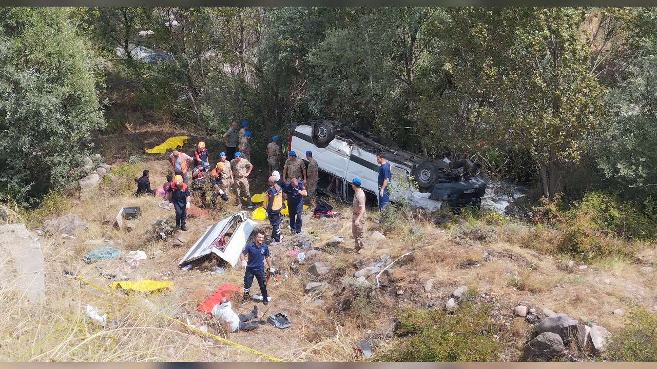 Yolcu Minibüsü Kazaya Karıştı: 4 Kişi Öldü, 4’ü Ağır 10 Kişi Yaralandı