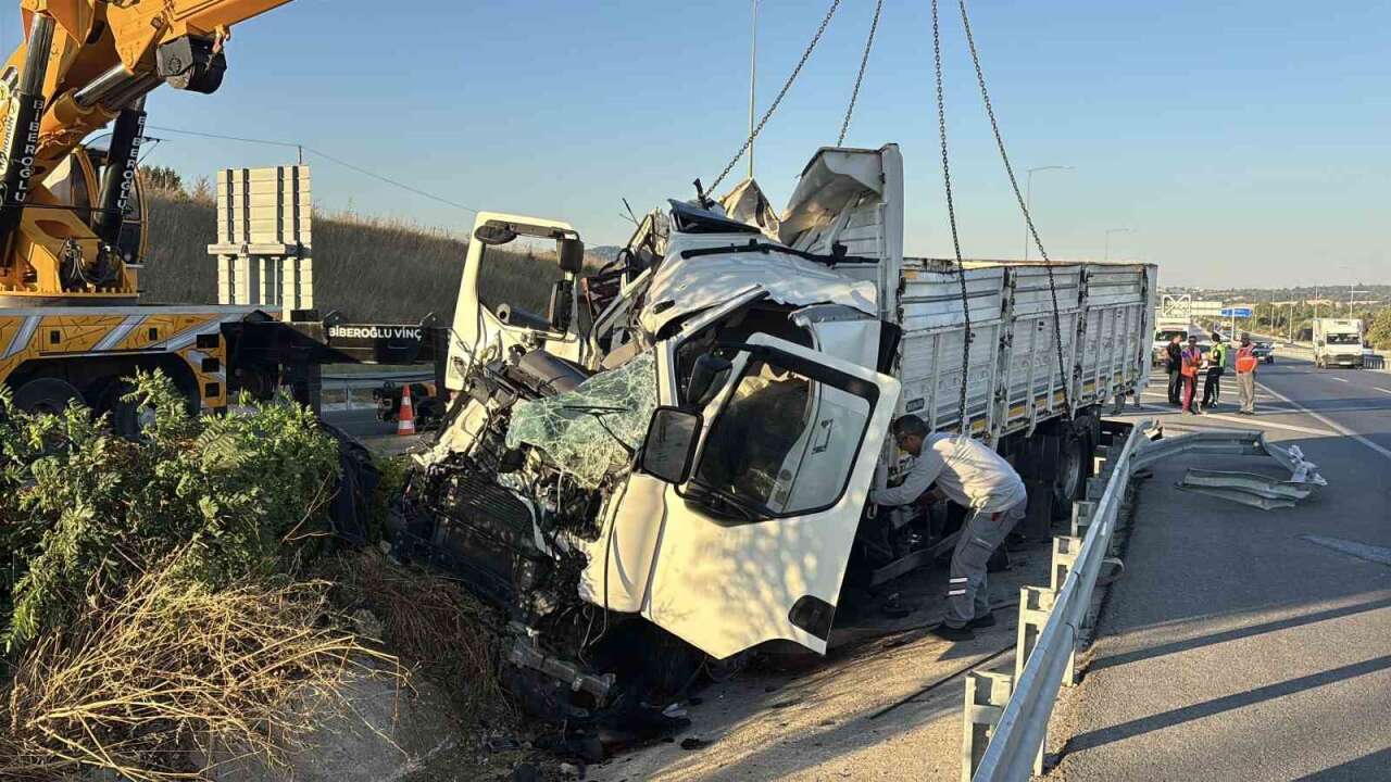 Kamyon Bariyerlere Saplandı: 2 Kişi Olay Yerinde Hayatını Kaybetti
