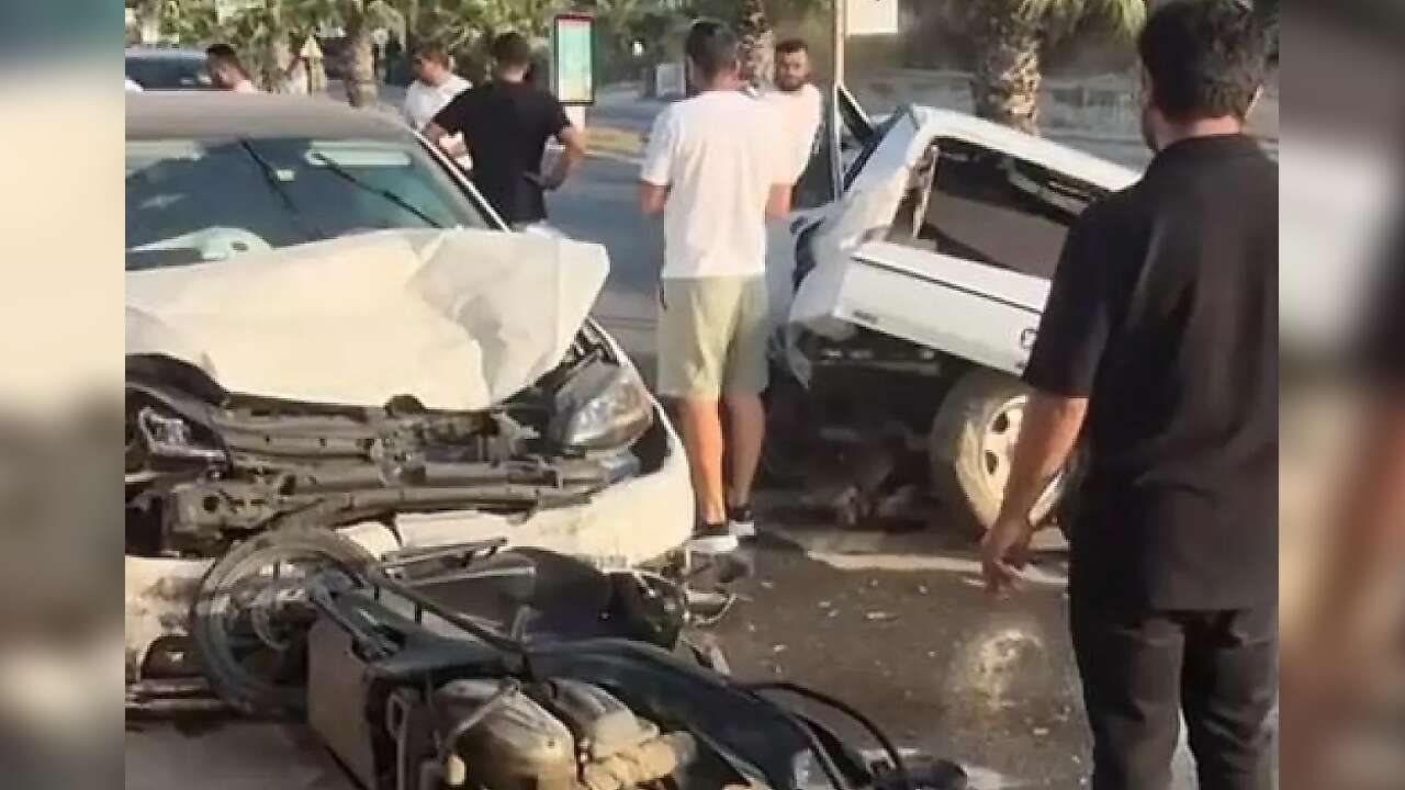 Muğla'da Kontrolden Çıkan Araç Park Halindeki Otomobil ve Motosiklete Çarptı