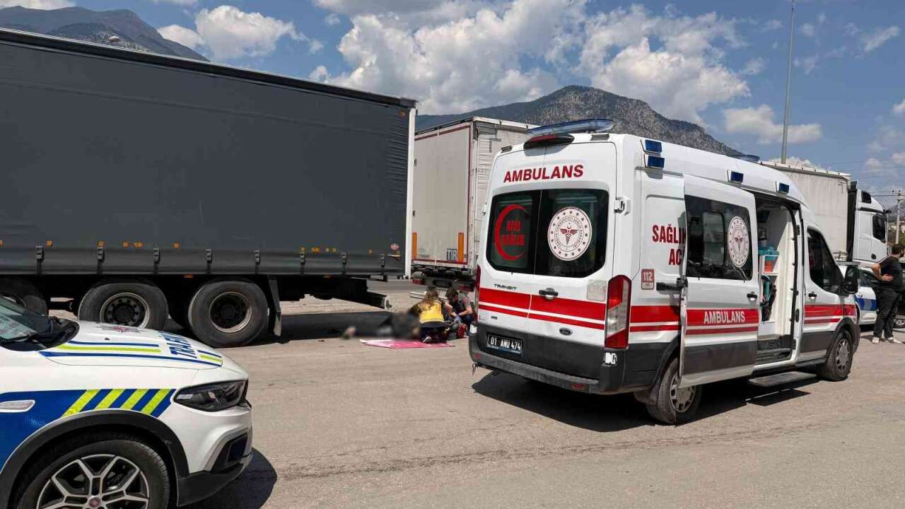 Tırın Lambasını Tamir Ettirirken Başka Bir Tırın Çarpmasıyla Sıkışıp Can Verdi