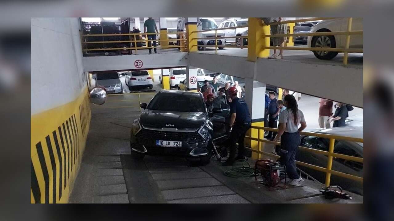 27 Yaşındaki Kadın Otoparktan Çıkış Yapan Otomobilin Altında Kaldı