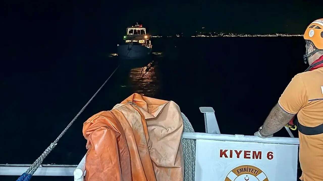 Muğla'da Sürüklenen Teknede Bulunan 9 Kişi Kurtarıldı