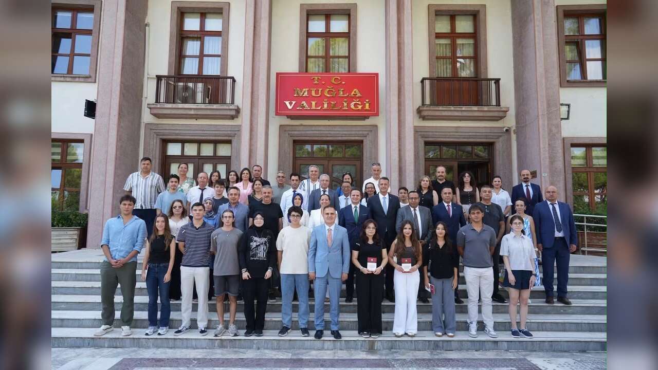 YKS’de Dereceye Giren Öğrenciler Muğla Valisi Dr İdris Akbıyık Tarafından Kabul Edildi