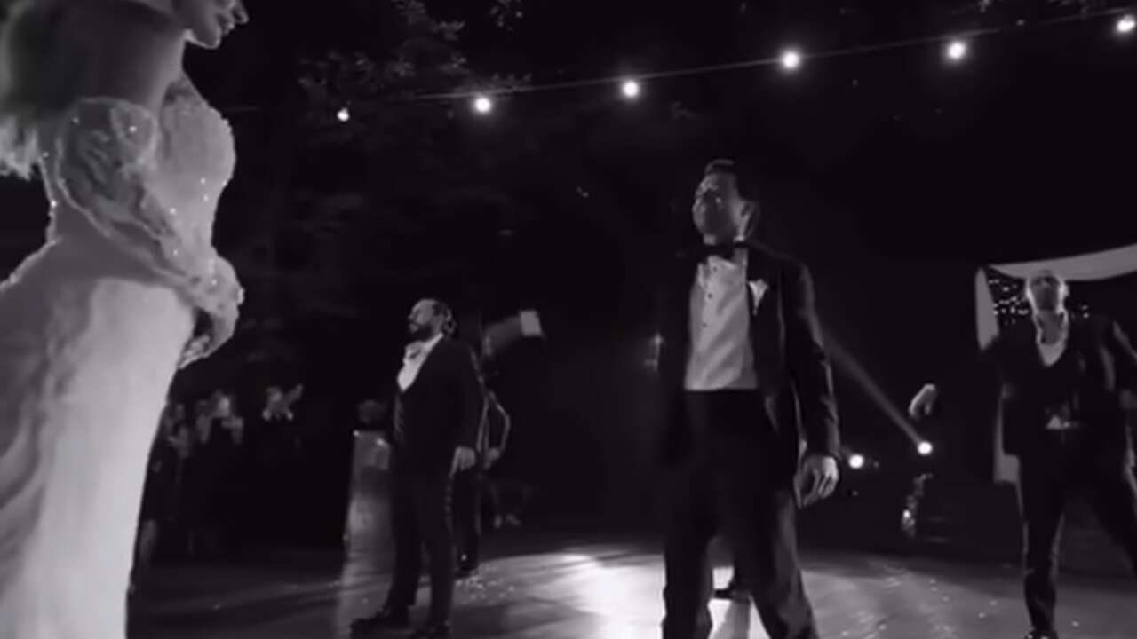 Muğlalı Ünlü Oyuncu Düğününde Zeybekle Coştu