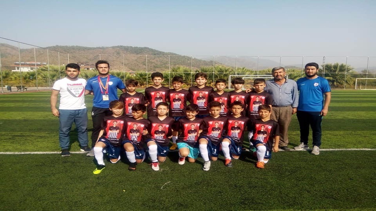 Genç futbolcular trafik kazasında hayatını kaybeden antrenörünü unutmadı