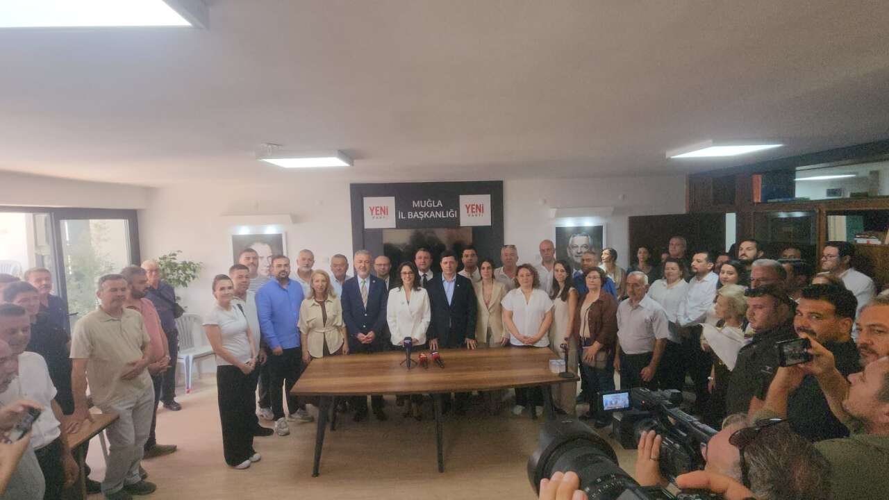 Menteşe Belediye Başkanı Gonca Köksal Aras ve CHP’li Meclis Üyeleri Yeni Parti’ye Geçti