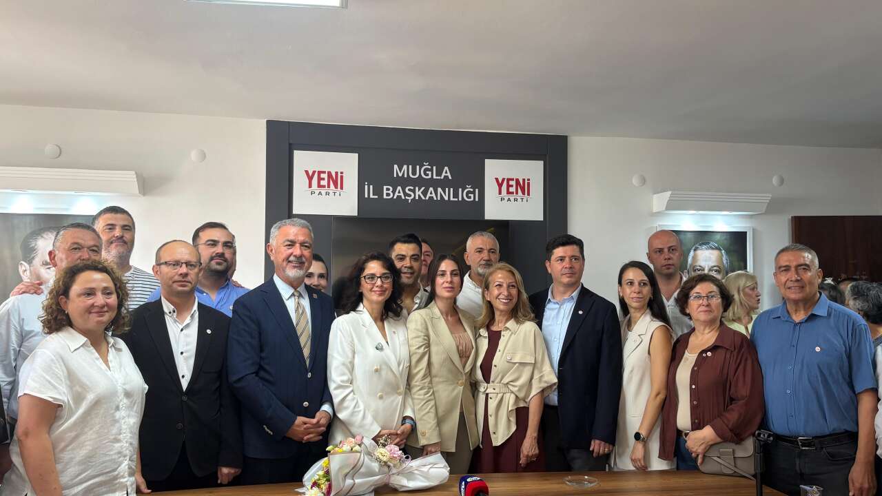 Menteşe Belediye Başkanı Gonca Köksal Aras ve Meclis Üyelerine YENİ Parti Rozeti