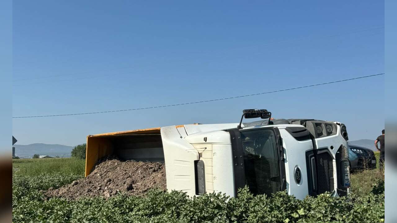 Muğla'da Toprak Yüklü Tır Devrildi