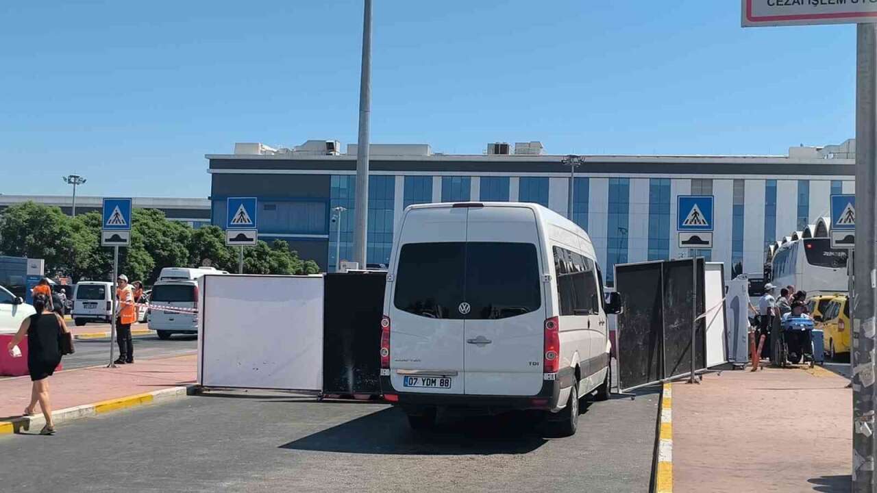 Havalimanında Cin*yet: Emekli Polis Kız Arkadaşını Öld*rdü